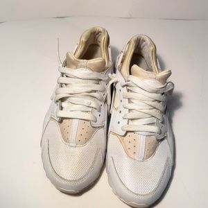 Nike white Huarache Run Size 7Y